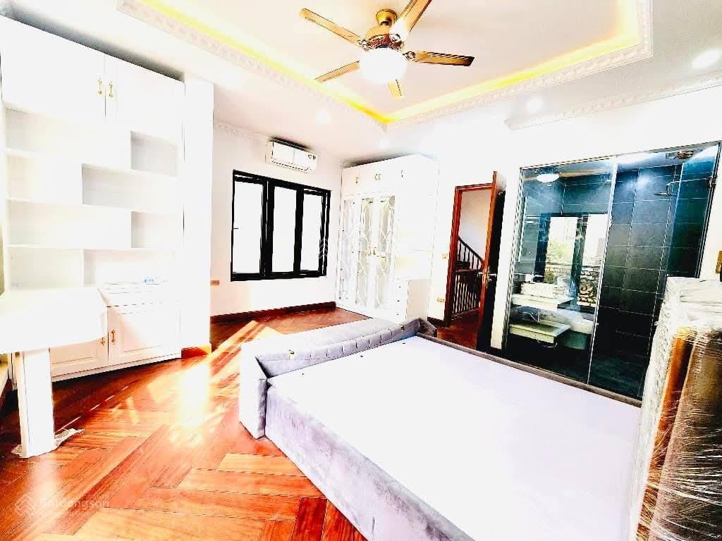 Bán nhà mặt phố lạc long quân sổ đỏ chính chủ giá đầu tư , DT 166m2 , MT 6,1M , 92 tỷ