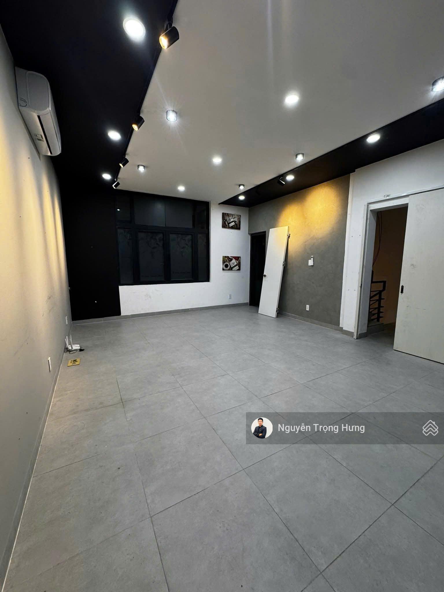 Cho thuê tầng văn phòng rộng sạch đẹp lối đi riêng có thang máy giá chỉ 6tr/th tại Vinhomes Quận 9