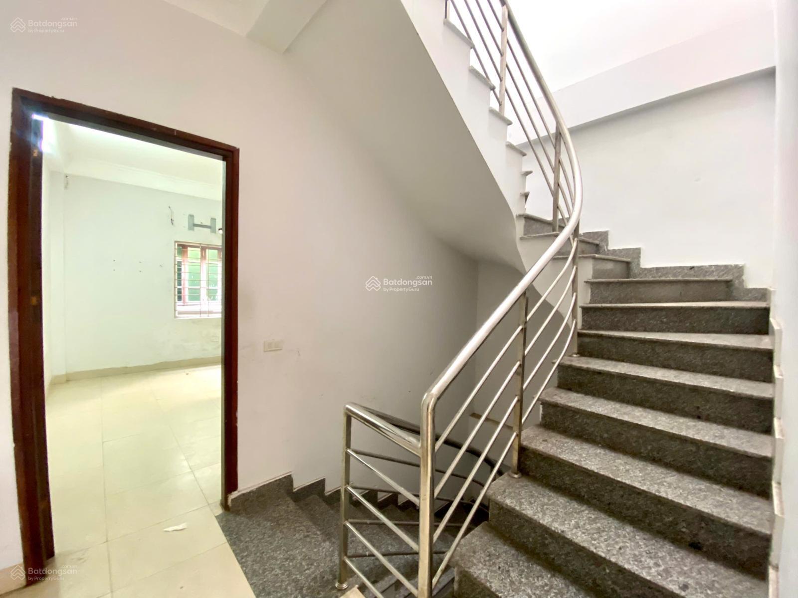 Cho thuê liền kề Làng Việt Kiều, DT 100m 5 tầng, giá 33tr, LH 0989 604 ***