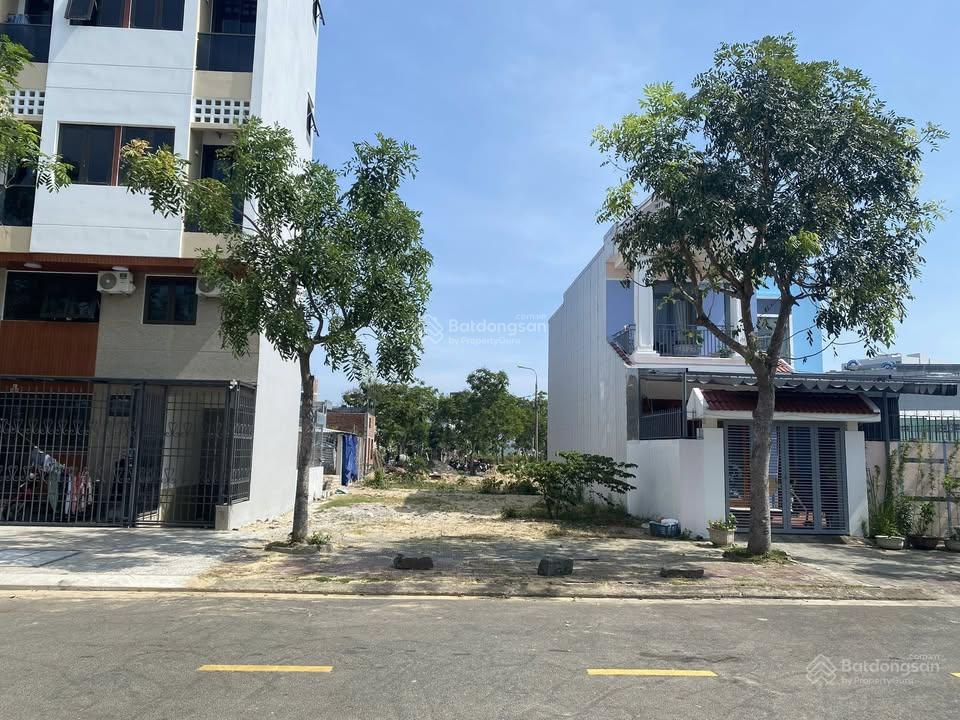 Chính chủ bán đất kĐT số 3 DT 124m2 ngay sát đại ĐH FPT thích hợp kinh doanh