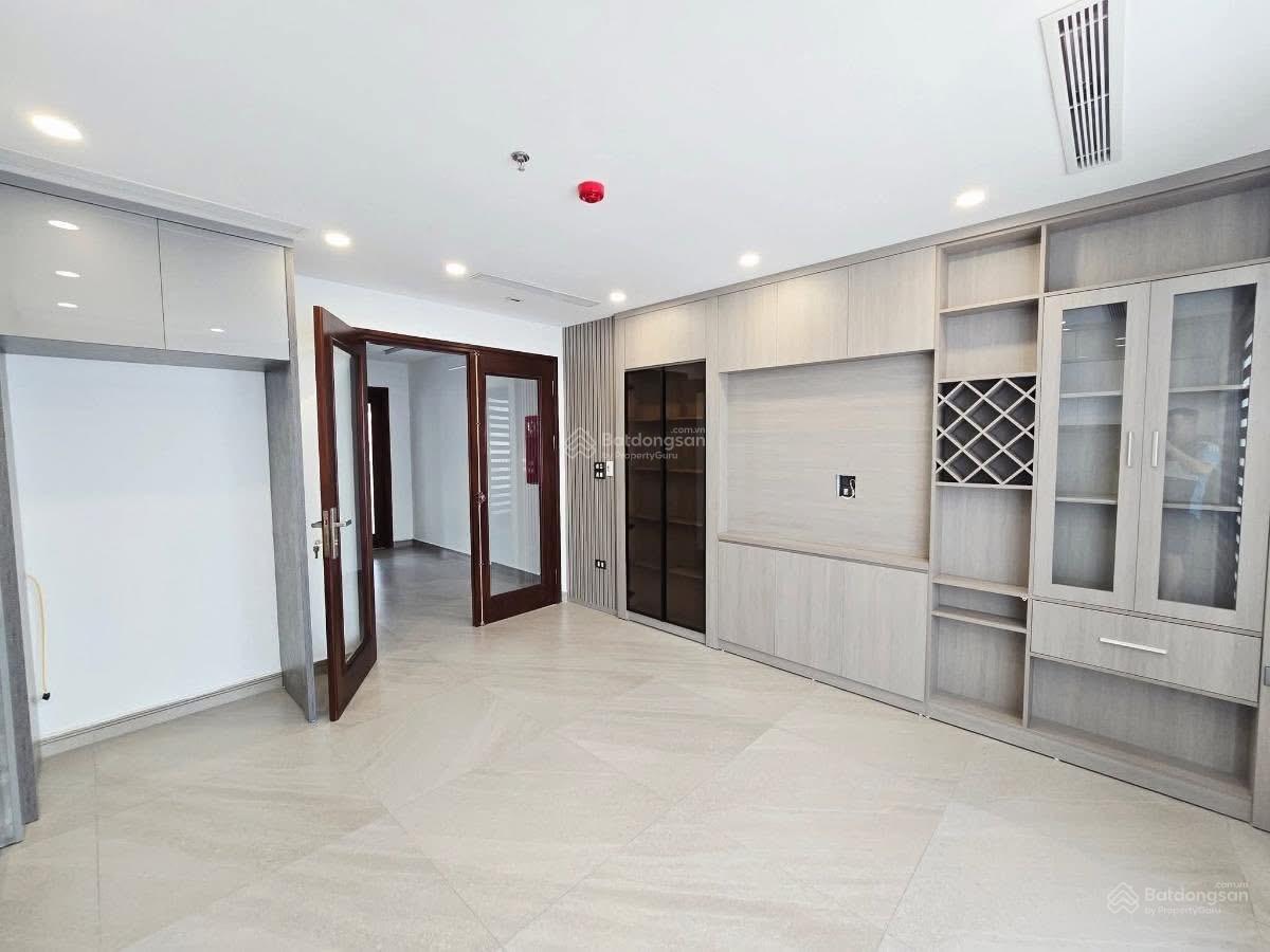 Bán gấp siêu phẩm Hoàng Quốc Việt - Phân lô vỉa hè - Ngõ thông ô tô tránh - 70m2- 31 tỷ