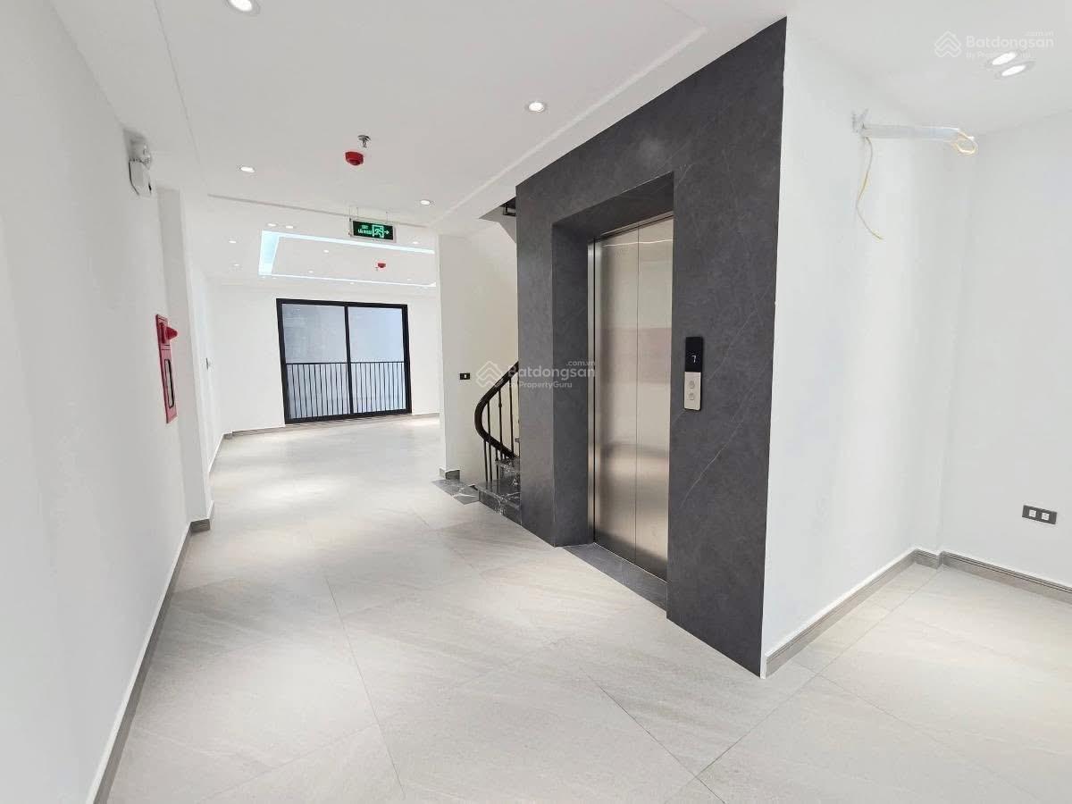 Bán gấp siêu phẩm Hoàng Quốc Việt - Phân lô vỉa hè - Ngõ thông ô tô tránh - 70m2- 31 tỷ