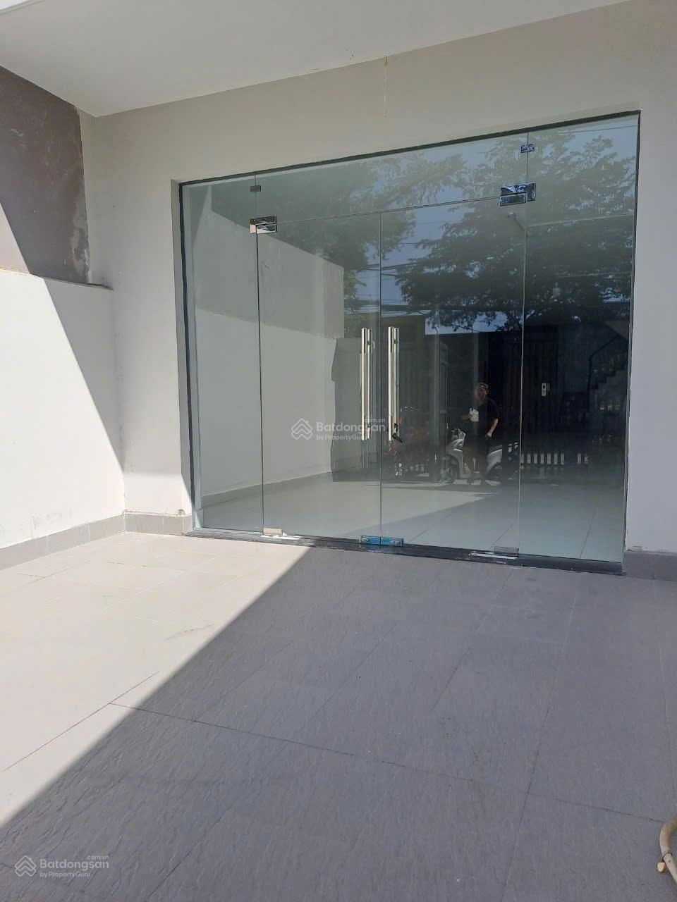 NHÀ CHO THUÊ NGUYÊN CĂN TRỐNG SUỐT LÀM VP, CTY