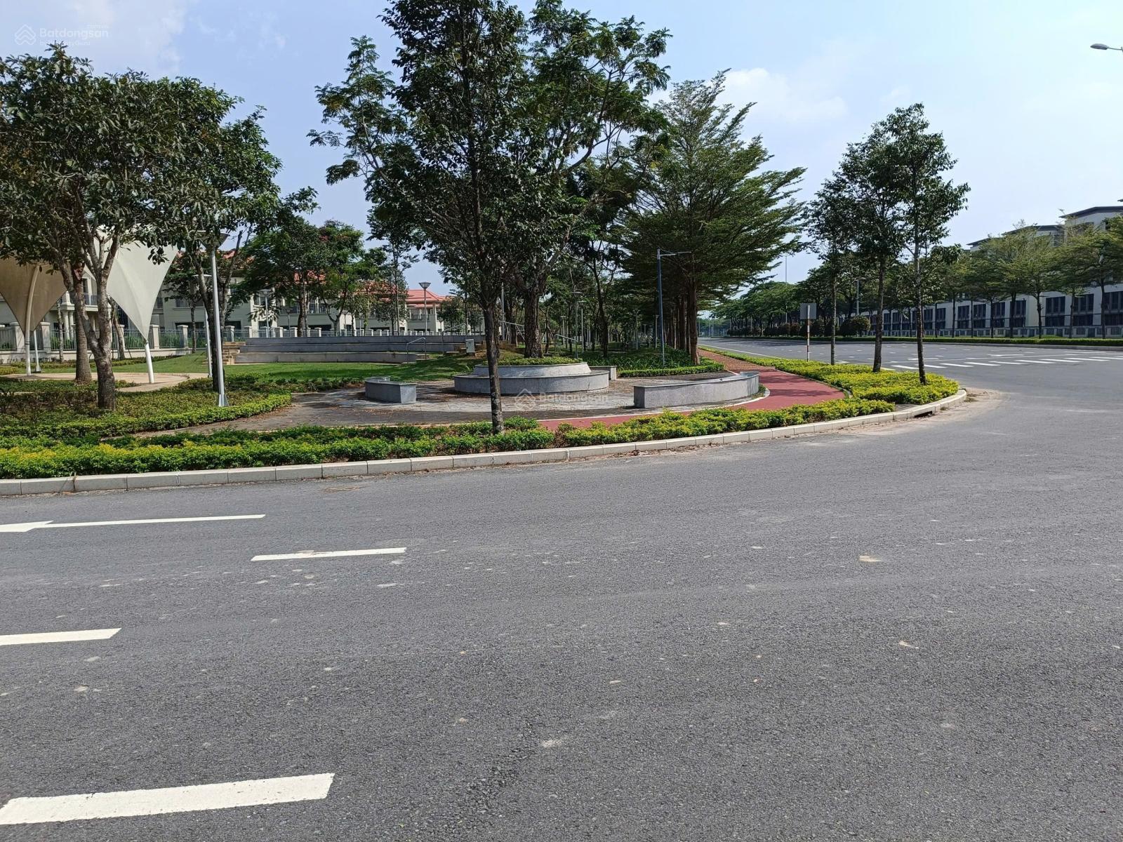 Mặt tiền đường nhựa 47m đối diện khu biệt thự 5* SwanPark. 2686m2 khu dân cư. Giá 13.5 tỷ. Sổ riêng