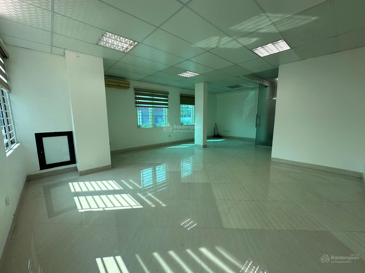 Cho thuê văn phòng tại Nguyễn Xiển, vị trí đẹp, đường ô tô đỗ, sàn 50 m2