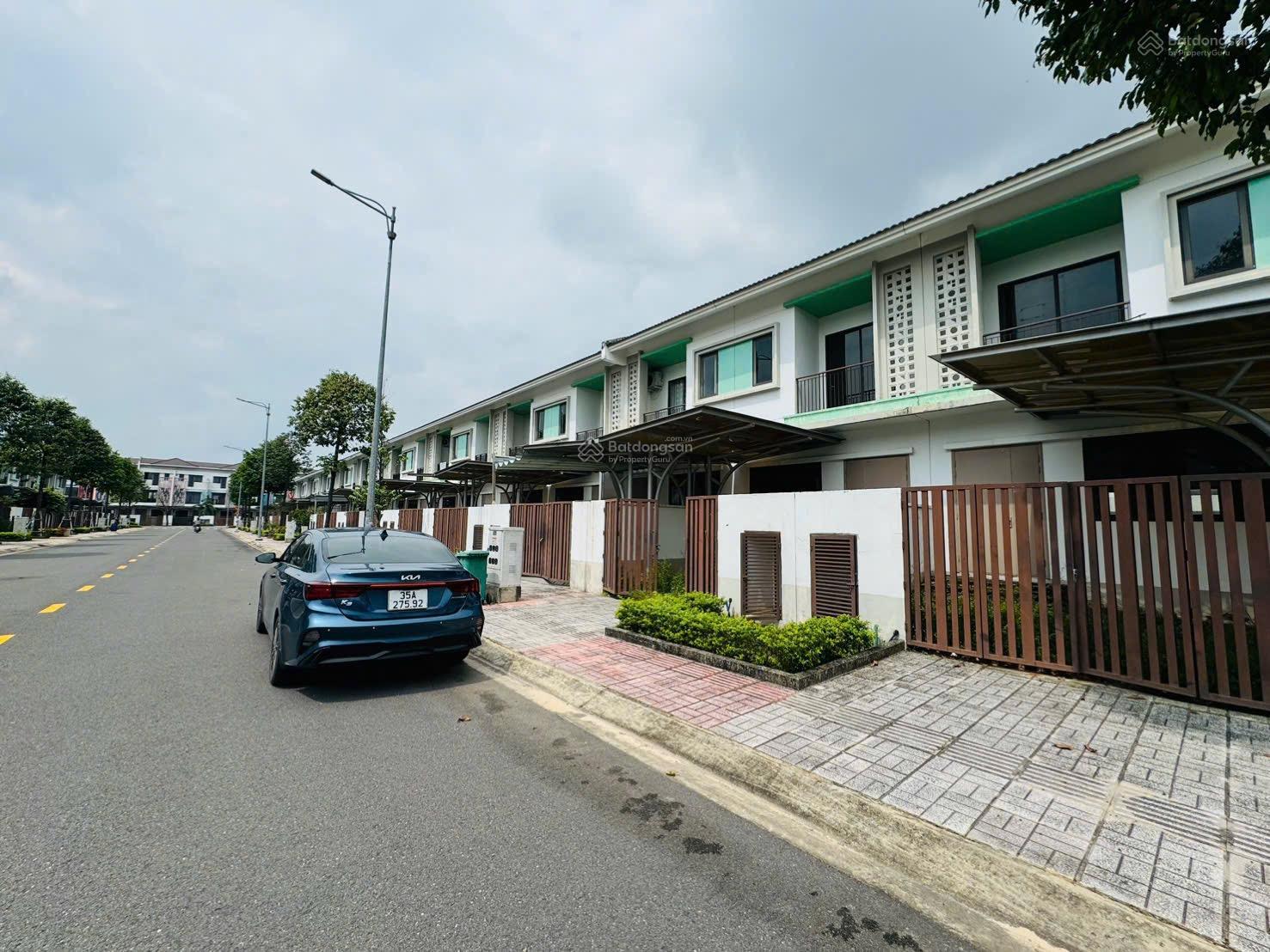 Bán Suncasa Central Vsip 2A 1 trệt 1 lầu DT 5x20 bàn giao thô, giá bán 2.8 tỷ sổ hồng sẵn sang tên