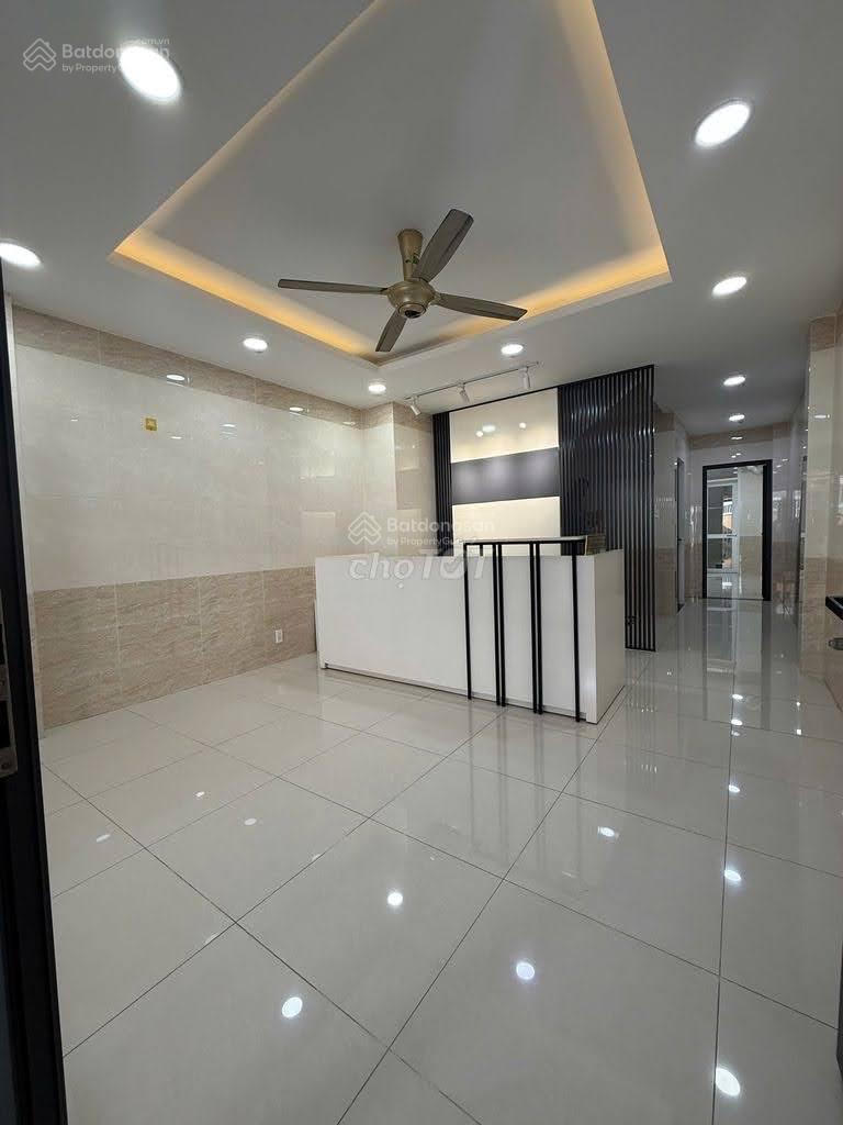 Bán nhà Quốc Lộ 13 P26 sát Quận 1, hẻm 9m có vỉa hè, DT 97m², 3 tầng + ST, ô tô đậu trong nhà, 14tỷ