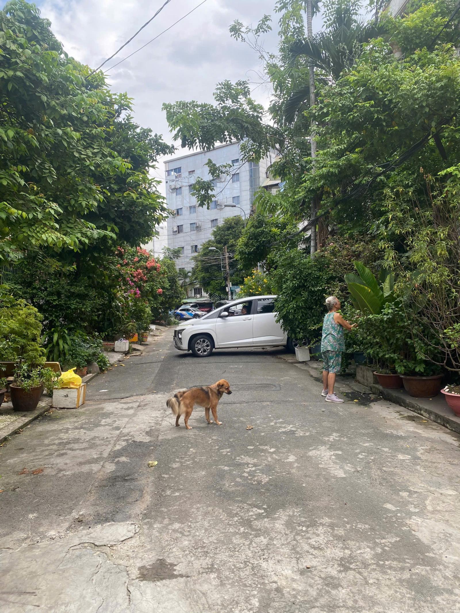 Bán nhà Quốc Lộ 13 P26 sát Quận 1, hẻm 9m có vỉa hè, DT 97m², 3 tầng + ST, ô tô đậu trong nhà, 14tỷ