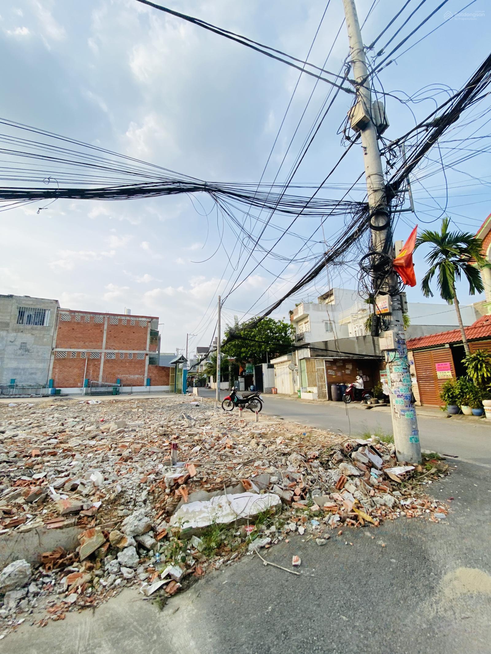 Còn vài lô - Bán Lô đất đẹp mặt tiền gần Vincom Lê Văn Việt! Sổ chuẩn chỉnh!