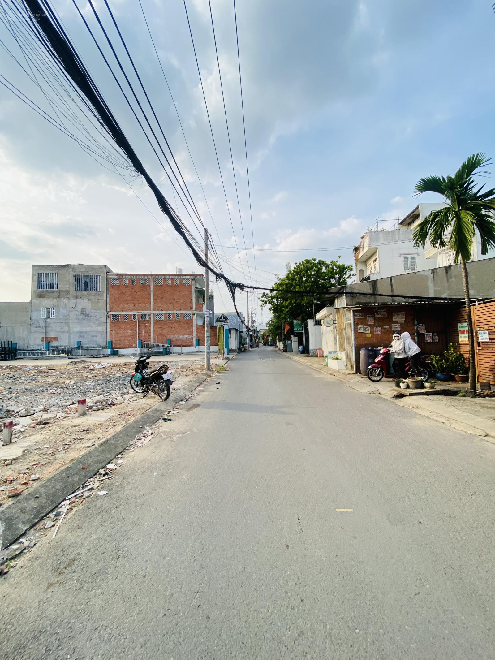 Còn vài lô - Bán Lô đất đẹp mặt tiền gần Vincom Lê Văn Việt! Sổ chuẩn chỉnh!