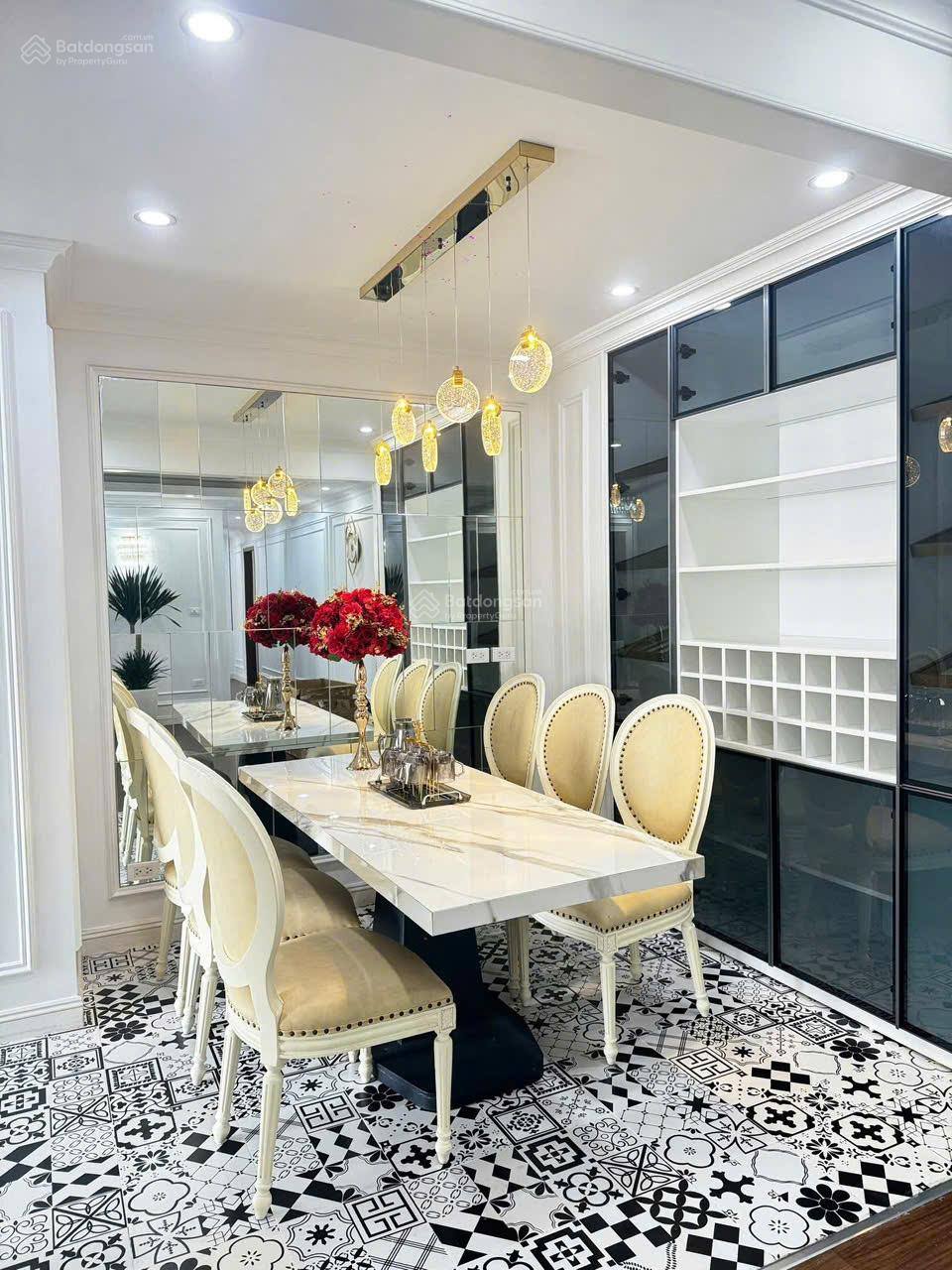 Chính chủ bán CH (4N-3VS). Dt: 172m2,Giá: 12,4 tỷ. Đc: TSQ Mỗ Lao, Hà Đông. Full nội thất nhập khẩu