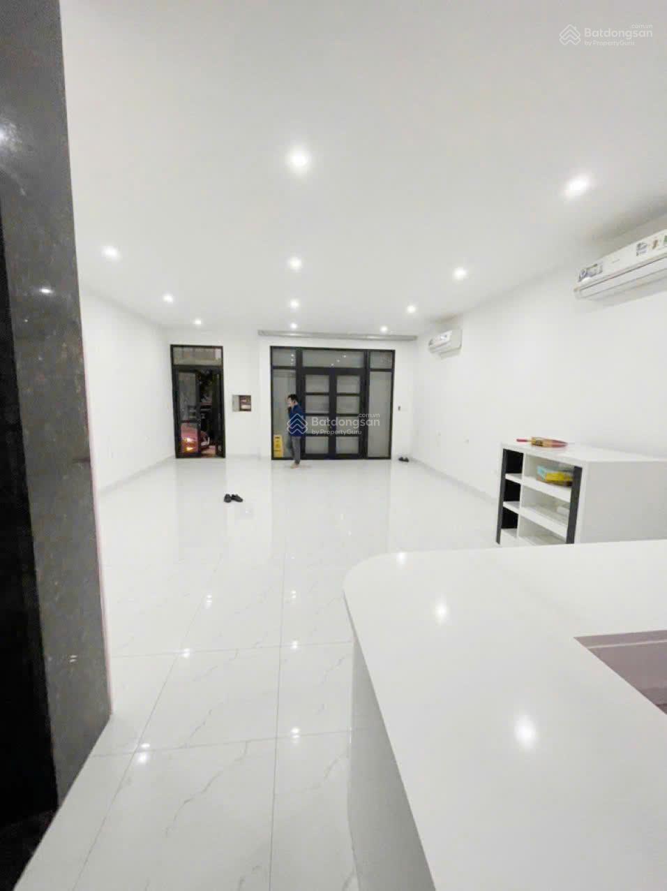 Cho thuê LK Vinhomes Hàm Nghi - Mỹ Đình. DT 96m2, 5 tầng thông sàn, thang máy. Kinh doanh tốt