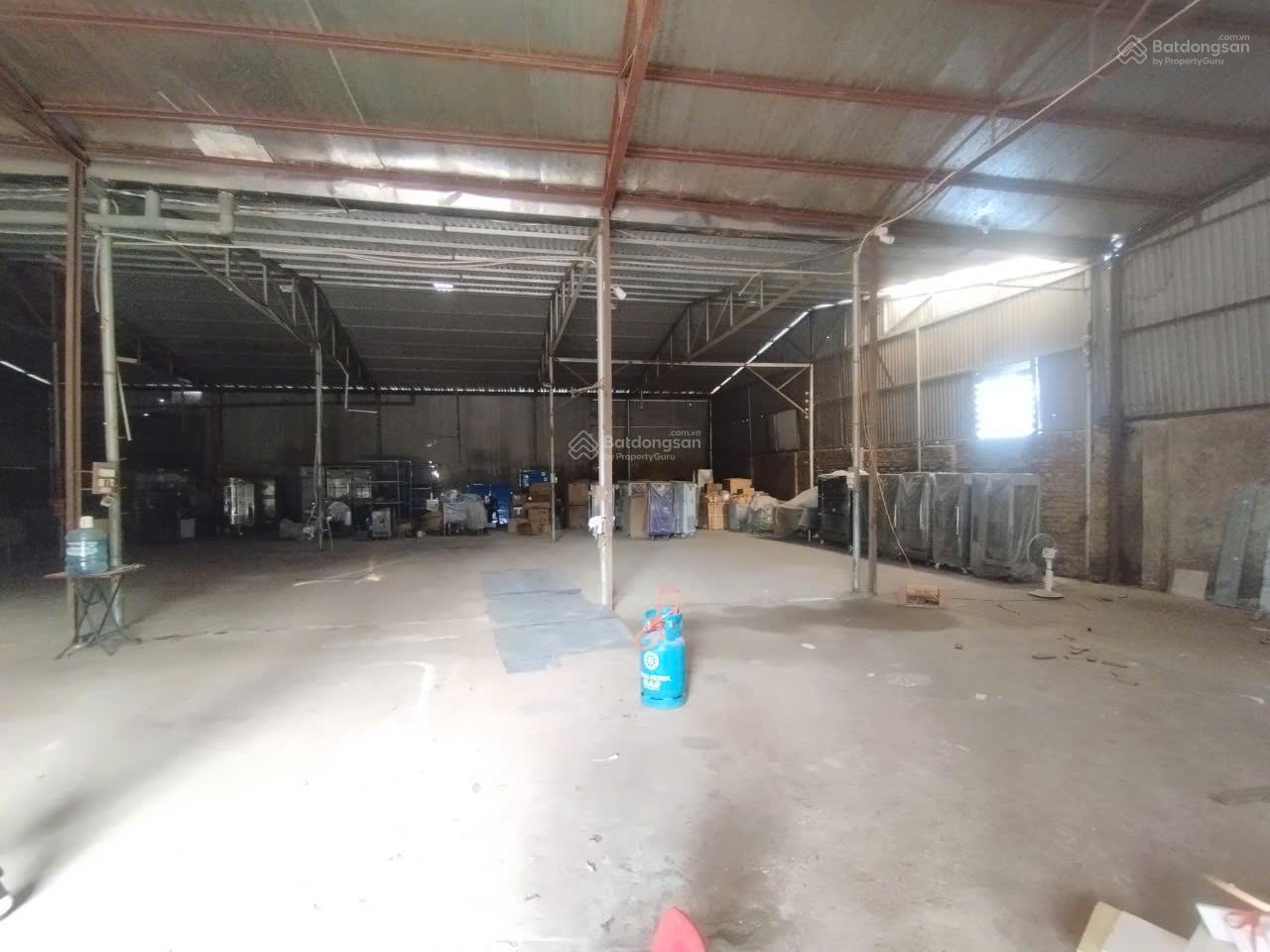 Cho thuê kho đường Lĩnh Nam, Hoàng Mai. DT 500m2, cao 7m, có điện 3fa, xe công đỗ cửa. 105 nghìn/m2