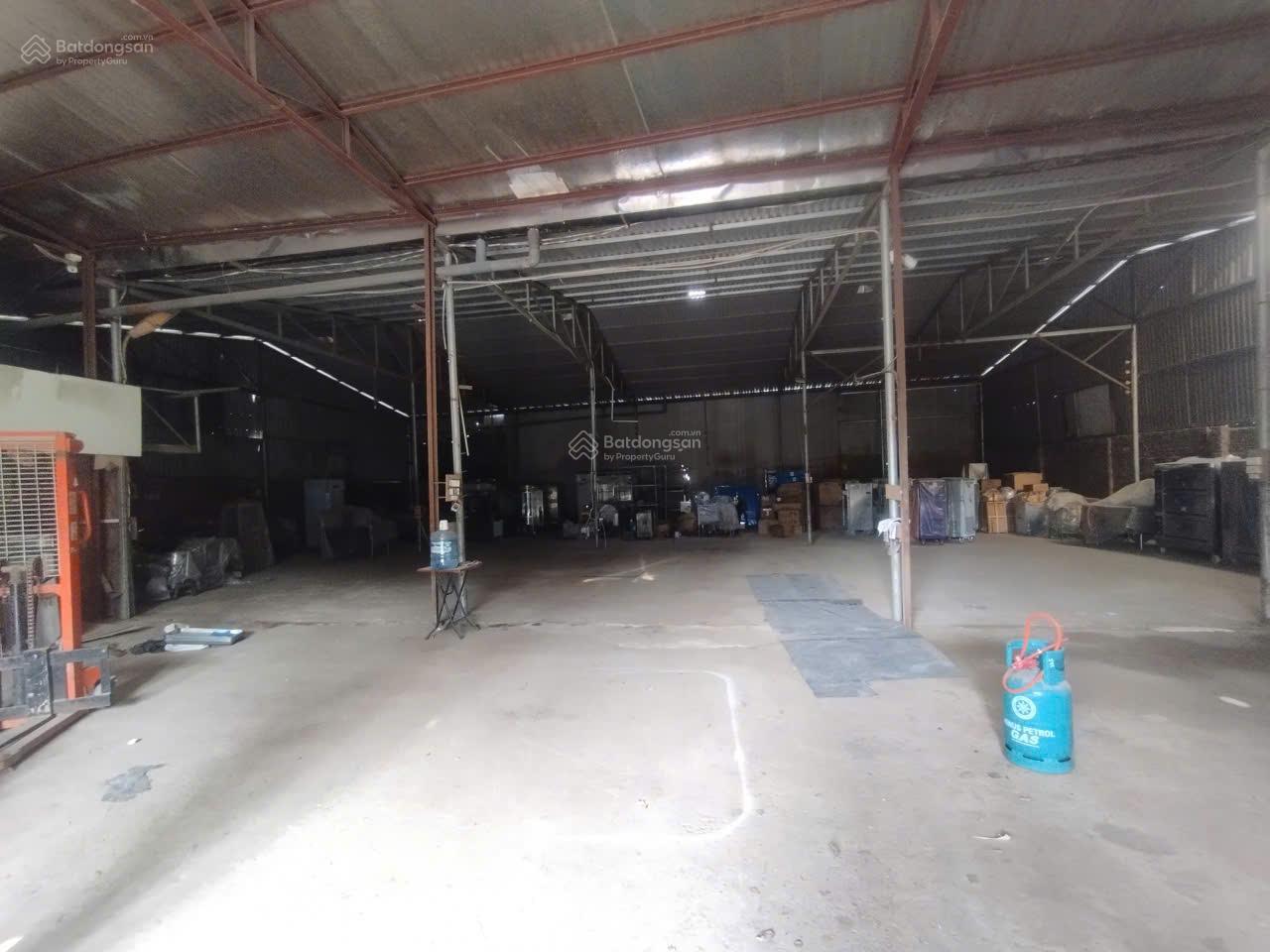 Cho thuê kho đường Lĩnh Nam, Hoàng Mai. DT 500m2, cao 7m, có điện 3fa, xe công đỗ cửa. 105 nghìn/m2