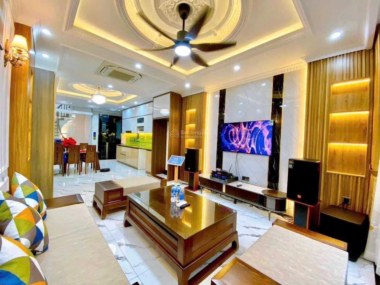 Bán gấp, Pháo Đài Láng, thang máy, ngõ thông, mới, lô góc, ra phố tiện, ngõ sạch đẹp, ở sướng