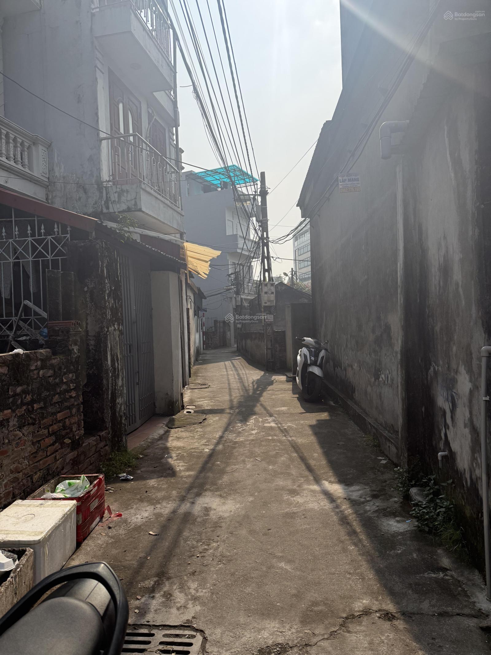 60.5m2 đất sổ đỏ tại Cự Khối TP HN đường xe VF3 vào cách ô tô tránh 50m giá 6.3tỷ LH: 0902 132 ***