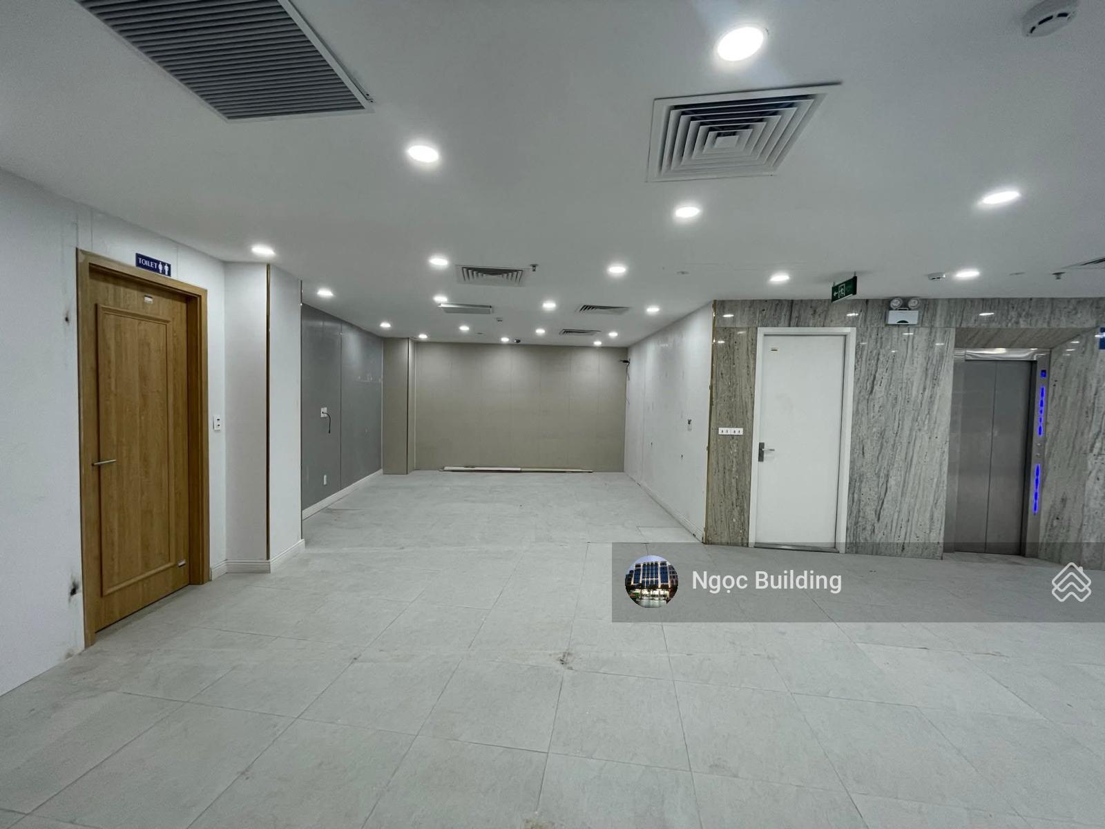 Cần cho thuê gấp tòa nhà số 121 Mặt Phố Hoàng Văn Thái - Thành Xuân. DT 142m x 10,5T. Giá 160 triệu Cần cho thuê gấp tòa nhà số 121 Mặt Phố Hoàng Văn Thái - Thành Xuân. DT 142m x 10,5T. Giá 160 triệu