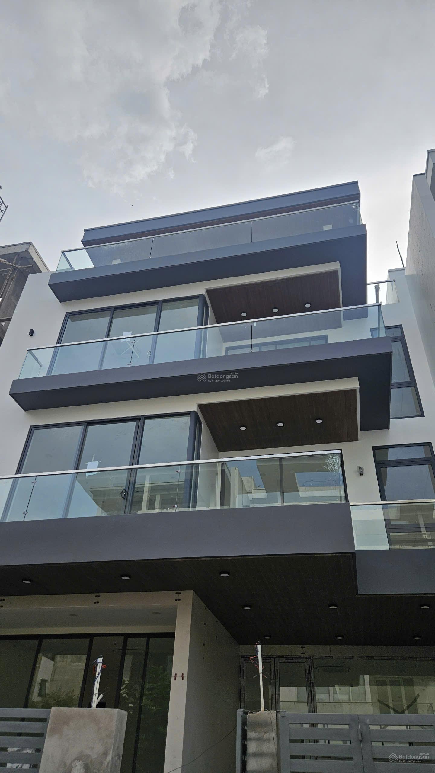 Tòa nhà ngang 10mx18m, sàn trốn suốt 85tr/ tháng, 1 hầm 4 lầu