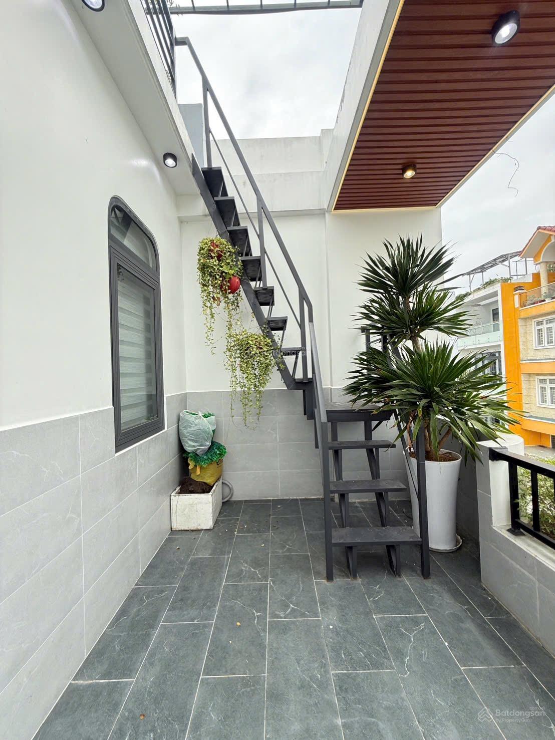 Bán nhà 1 trệt 2 lầu dt (4x20) sân để ô tô trong nhà đường 2 xe ô tô tránh nhau chỉ hơn 6 tỷ