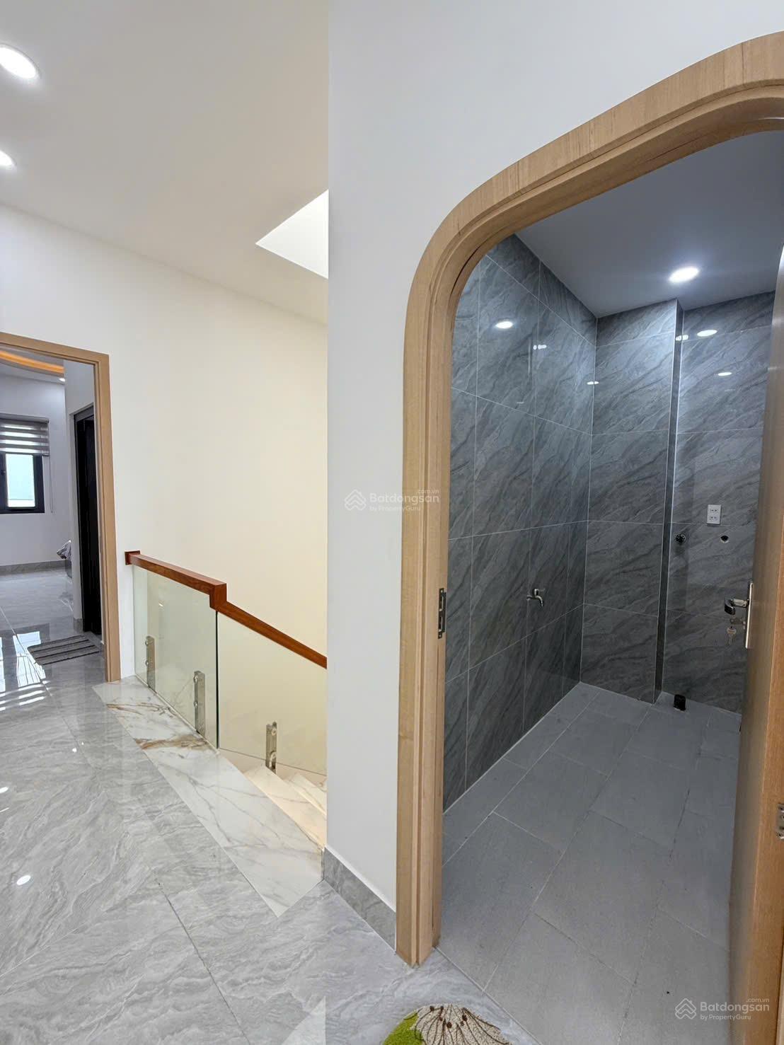 Bán nhà 1 trệt 2 lầu dt (4x20) sân để ô tô trong nhà đường 2 xe ô tô tránh nhau chỉ hơn 6 tỷ