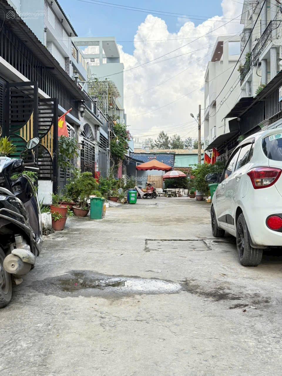 Nhà 2 lầu sát bên chợ hẻm 8m ô tô chỉ 4.75 tỷ