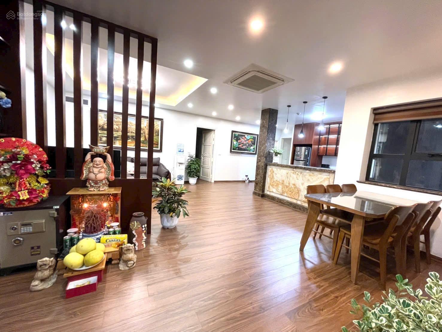 Chính chủ thiện chí bán căn hộ 3 phòng ngủ, 124.7m2 đầy đủ nội thất sang trọng