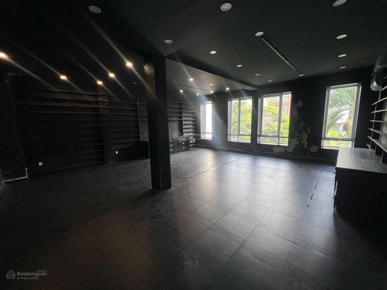 Biệt Thự Cho Thuê Đường Hoa Lan, Phường 2. DT: 8x18m. Hầm, Trệt, 3 Lầu. Sẵn Máy Lạnh Từng Phòng