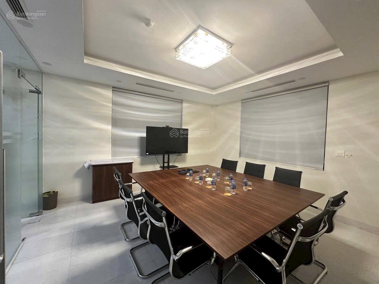 Cho thuê nhà phố Hoàng Văn Thái DT 80m2x5T, MT 4,5m chia phòng, thang máy đồ cơ bản, giá 25tr/tháng