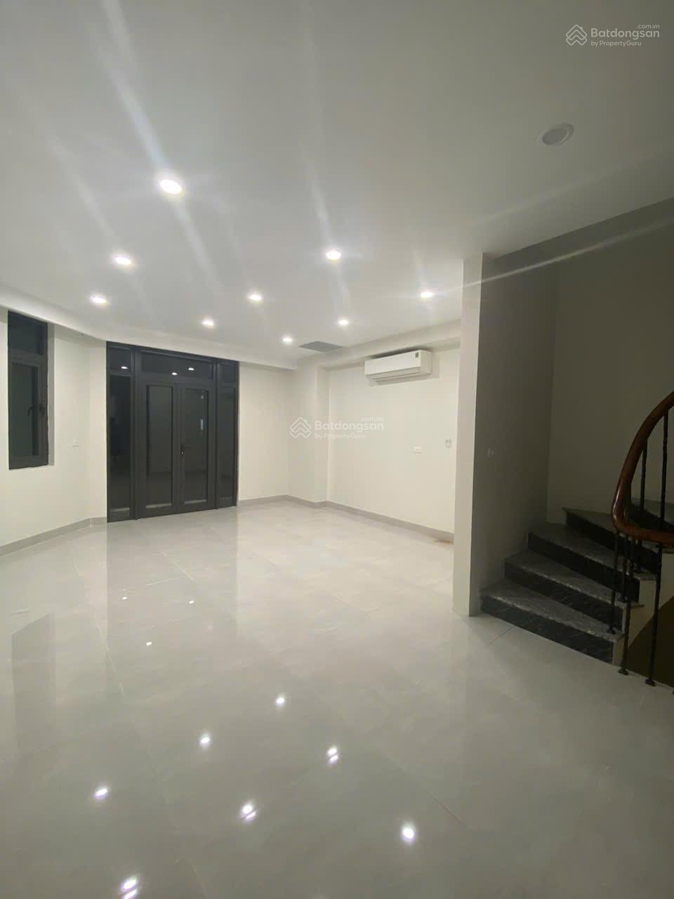 Cho thuê nhà phố Hoàng Văn Thái DT 80m2x5T, MT 4,5m chia phòng, thang máy đồ cơ bản, giá 25tr/tháng