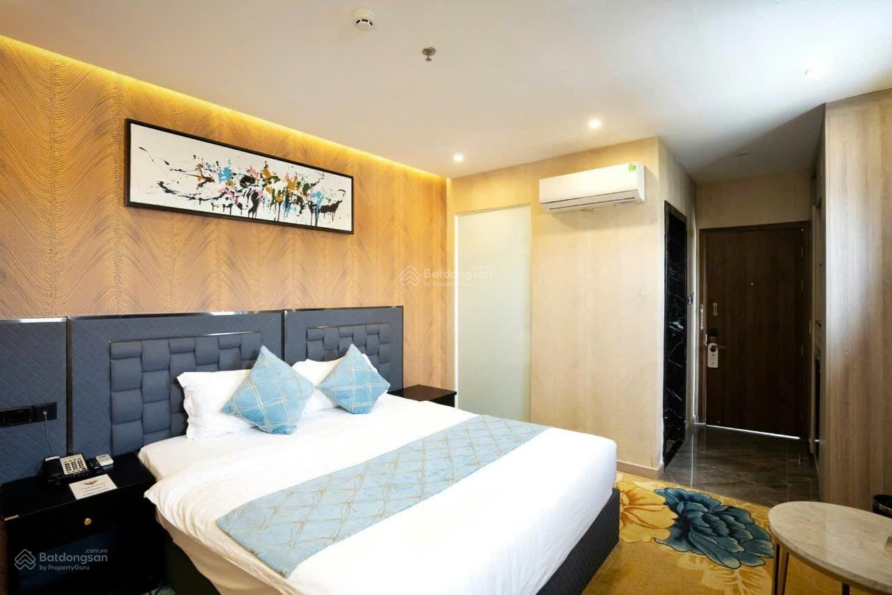 Chủ Định Cư! Bán nhanh Khách Sạn Phan Xích Long - DT 12x19m - 5 Tầng 45 phòng - Khai thác 450tr/th