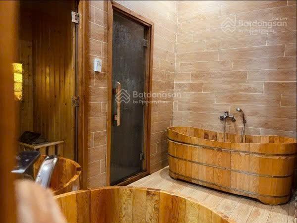 Chủ Định Cư! Bán nhanh Khách Sạn Phan Xích Long - DT 12x19m - 5 Tầng 45 phòng - Khai thác 450tr/th