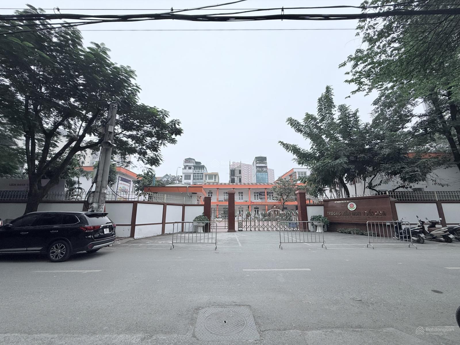 Cho thuê nhà Nghĩa Đô, 80m2, lô góc, đối diện cổng trường, 50Tr