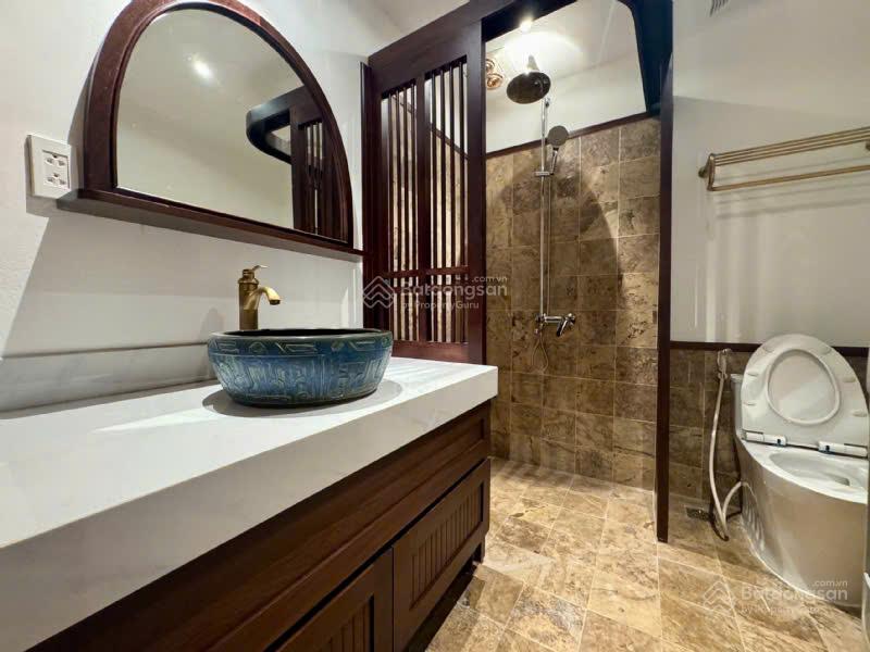 Bán nhanh 59 tỷ diên tích 108m2 x 6 tầng, view vườn hoa, view Hồ Tây, đang cho thuê căn hộ dịch vụ.