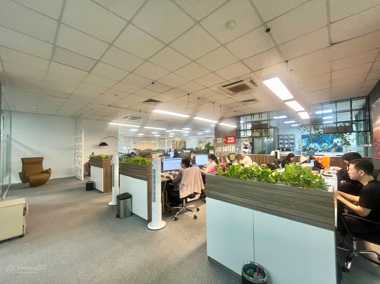 Cho thuê văn phòng full nội thất diện tích 368m2 tại Duy Tân, Cầu Giấy giá chỉ 285k/m2/th