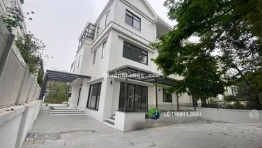 Nhà thô view hồ trục chính Thành Phố Giao Lưu. Diện tích 240m2, hai mặt tiền 13m, 03 tầng