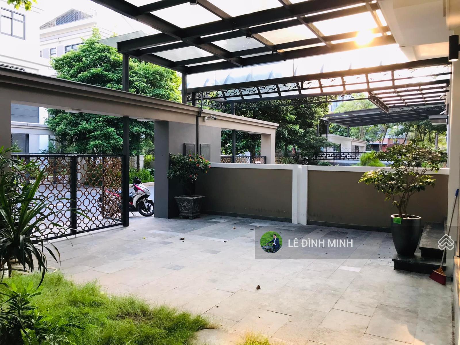 Nhà thô view hồ trục chính Thành Phố Giao Lưu. Diện tích 240m2, hai mặt tiền 13m, 03 tầng