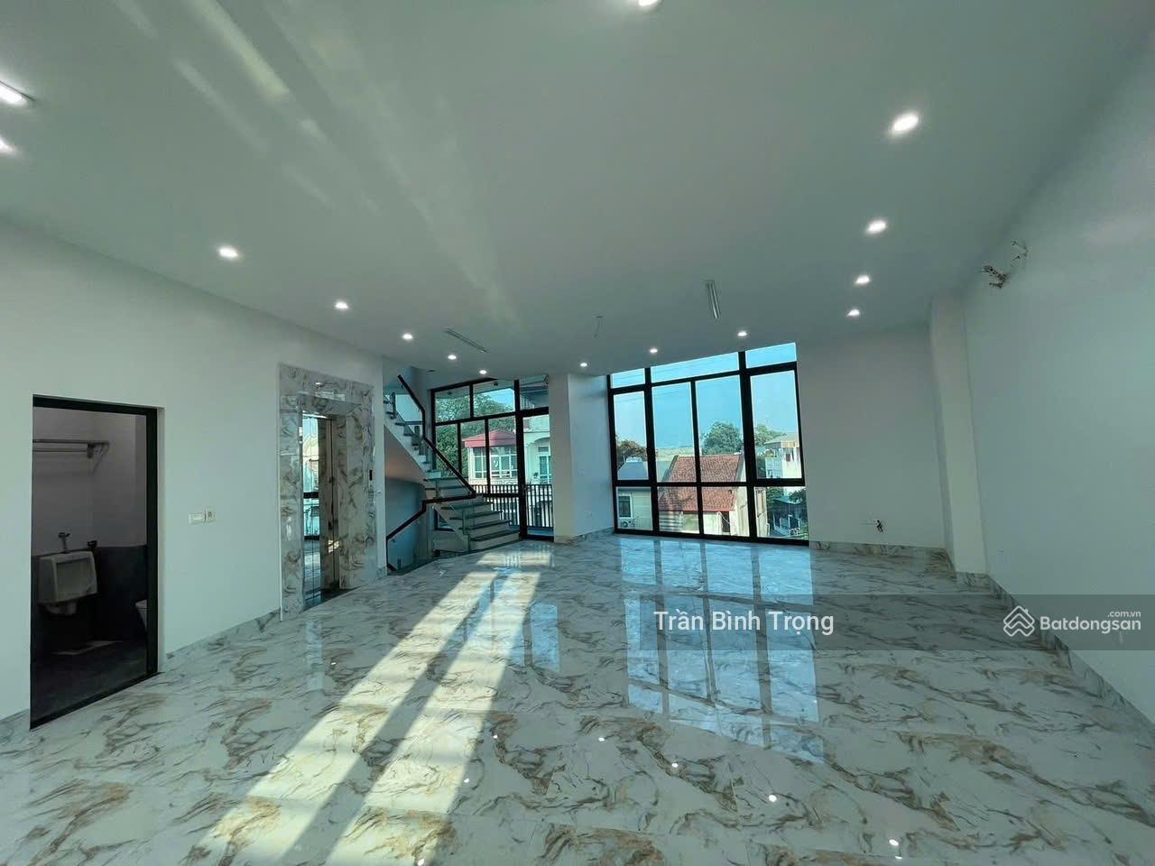 Bán nhà 6 tầng, thang máy, mặt phố tại Vĩnh Yên, Vĩnh Phúc 5,9 tỷ xx, 10m mặt tiền, vị trí đẹp