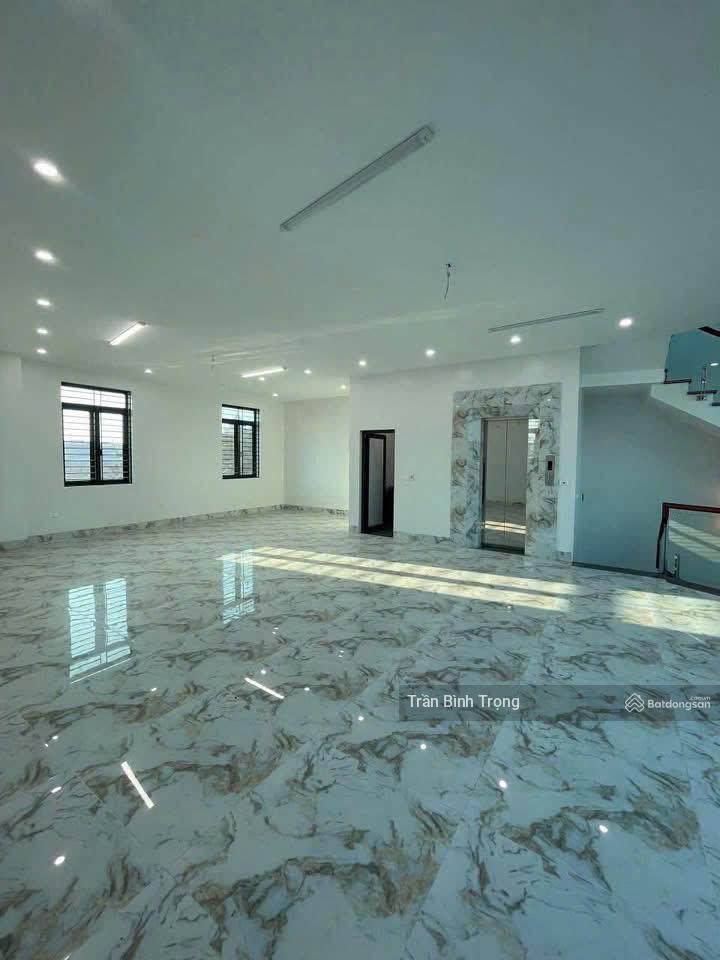 Bán nhà 6 tầng, thang máy, mặt phố tại Vĩnh Yên, Vĩnh Phúc 5,9 tỷ xx, 10m mặt tiền, vị trí đẹp