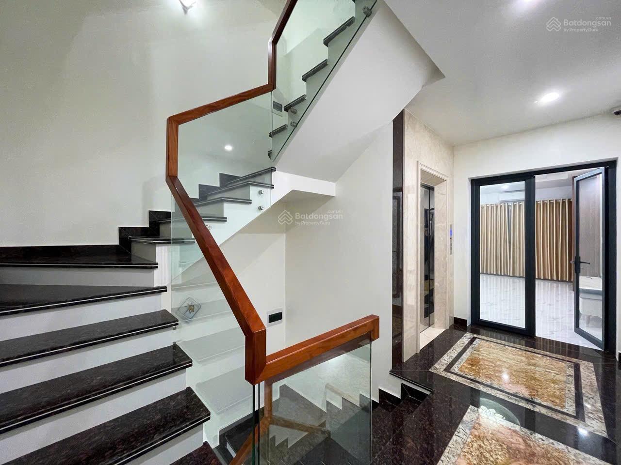 Nhà 4 tầng thang máy phân lô Lê Hồng Phong