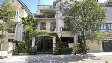 Bán nhà Hoàng Quốc Việt, Cầu Giấy quanh 40 tỷ 210m2 mặt tiền 12m xây 4 tầng 7 chỗ vào nhà