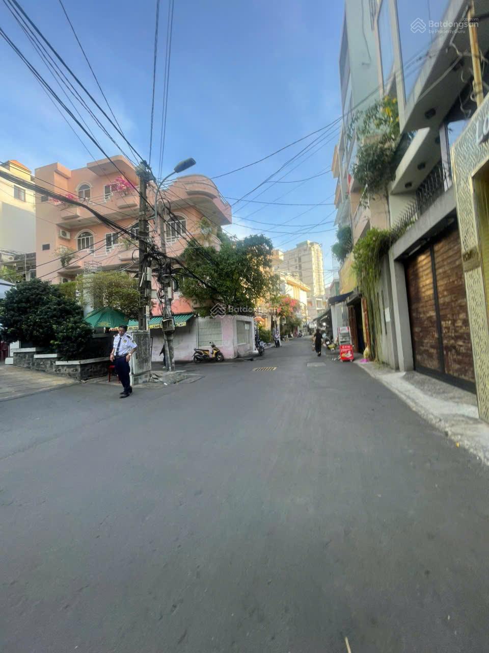 Bán nhà cấp 4 góc 2 mặt tiền hẻm 10m đường Ung Văn Khiêm quận Bình Thạnh DT 8x20m. Giá chỉ 24 tỷ