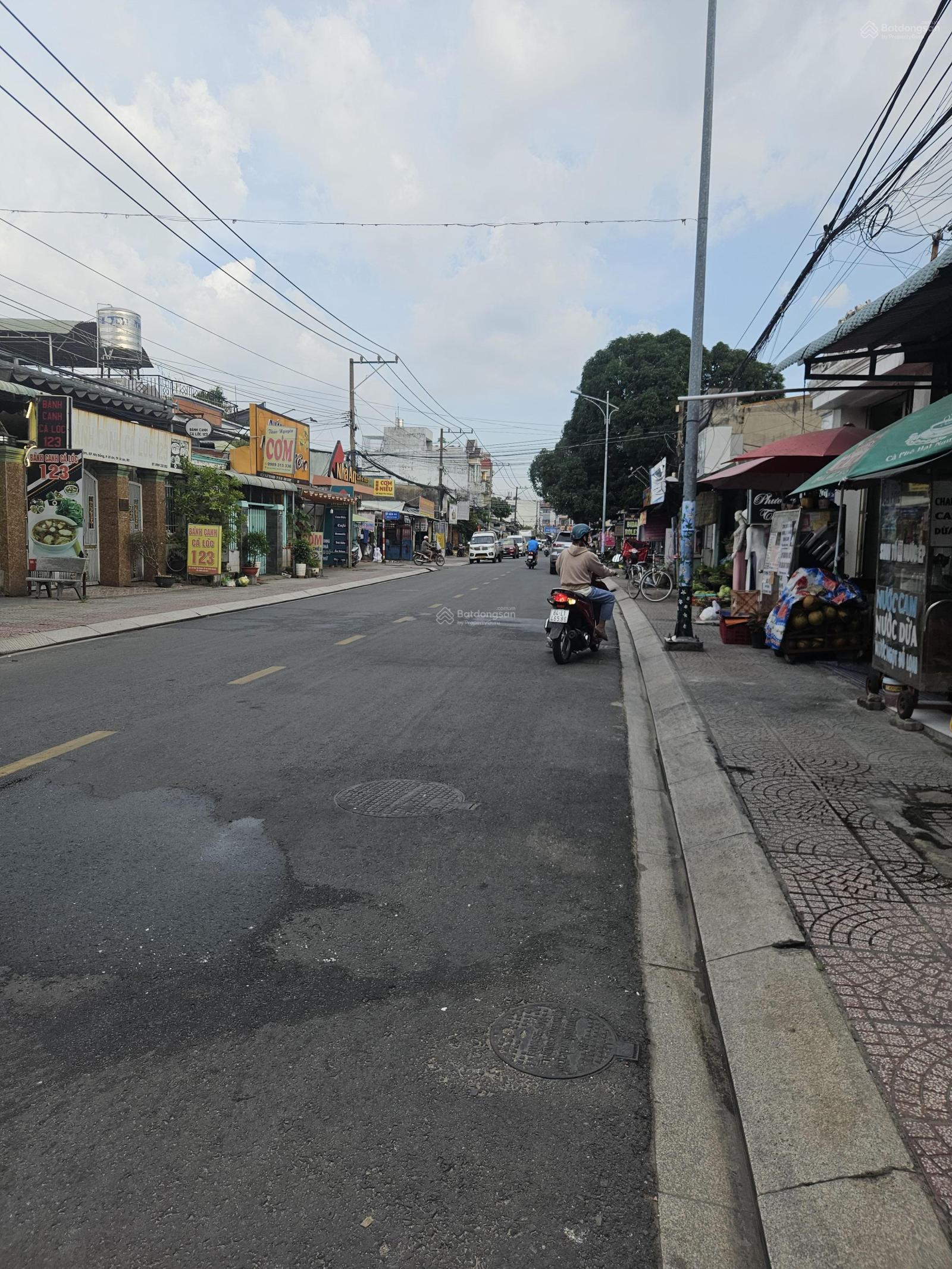 BÁN NHÀ SỔ HỒNG RIÊNG NGAY TRUNG TÂM HÀNH CHÍNH DĨ AN Nhà 4 lầu hoàn công, vị trí cực đẹp