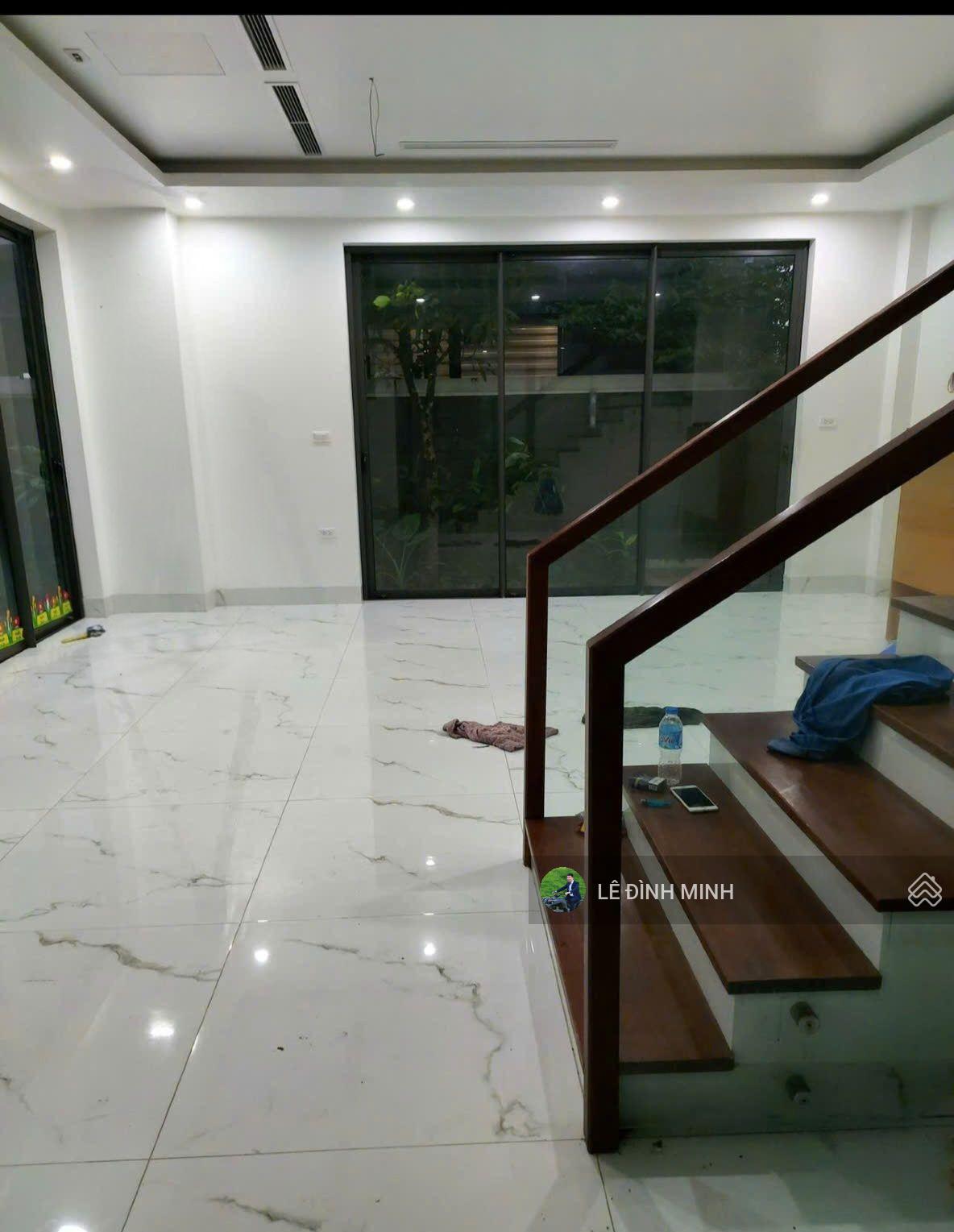 Cho thuê căn nhà liền kề khu đô thị. Diện tích 150m2, mặt tiền 6m, 04 tầng. Sân vườn xung quanh.