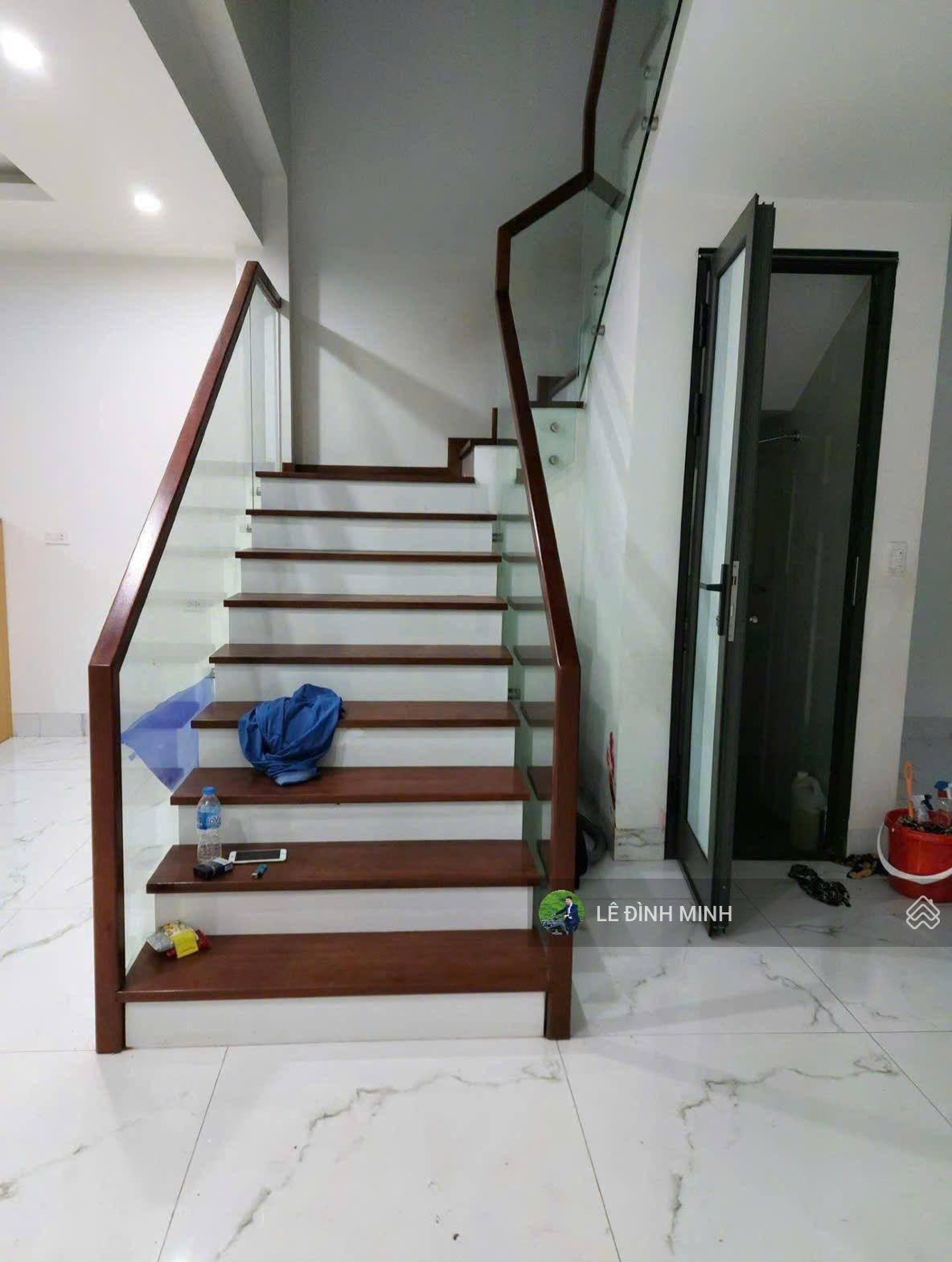 Cho thuê căn nhà liền kề khu đô thị. Diện tích 150m2, mặt tiền 6m, 04 tầng. Sân vườn xung quanh.