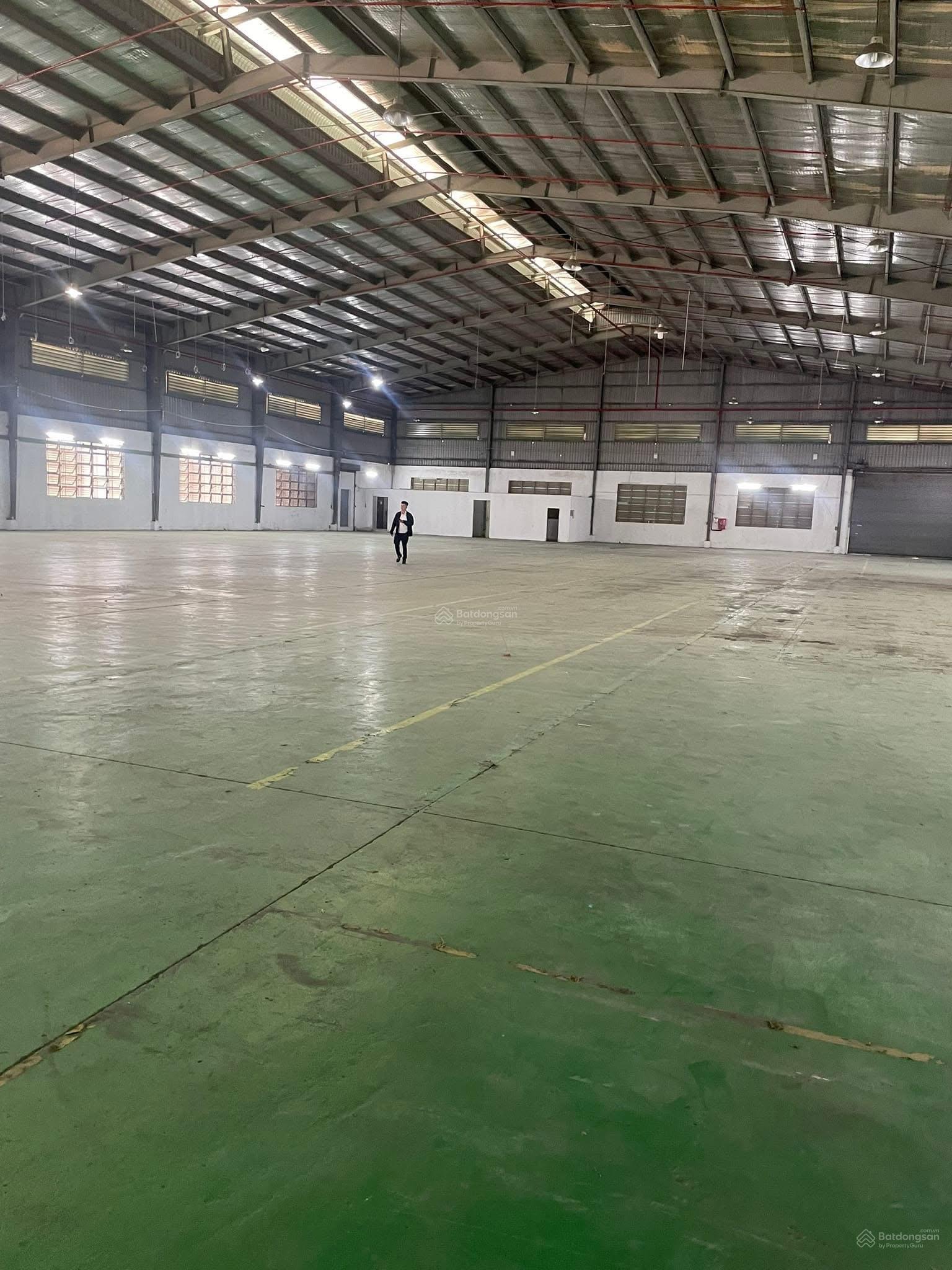Cho thuê khuôn viên 8000m2 xưởng 4500m2, giá 260tr Long An