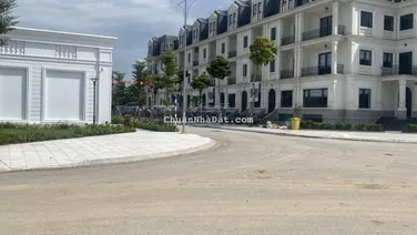 Có căn liền kề mặt vườn hoa, không lỗi. Giá 36 tỷ. LH em 0903 072 ***