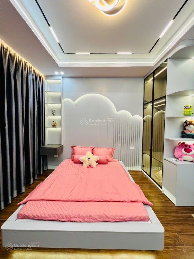 Bán nhà riêng mới xây tại phố Trần Đại Nghĩa. 40m2 xây 5 tầng thang máy. Giá 12,5 tỷ. LH 0983 282 ***