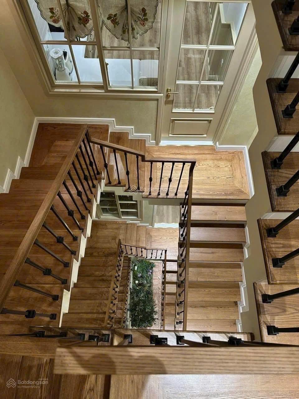 Toà nhà 4 tầng có thang máy _ mặt tiền Nguyễn Thiện Thuật , ra biển Trần Phú: 350m. Giá: 26 tỷ