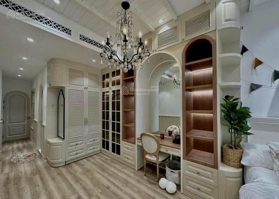 Toà nhà 4 tầng có thang máy _ mặt tiền Nguyễn Thiện Thuật , ra biển Trần Phú: 350m. Giá: 26 tỷ