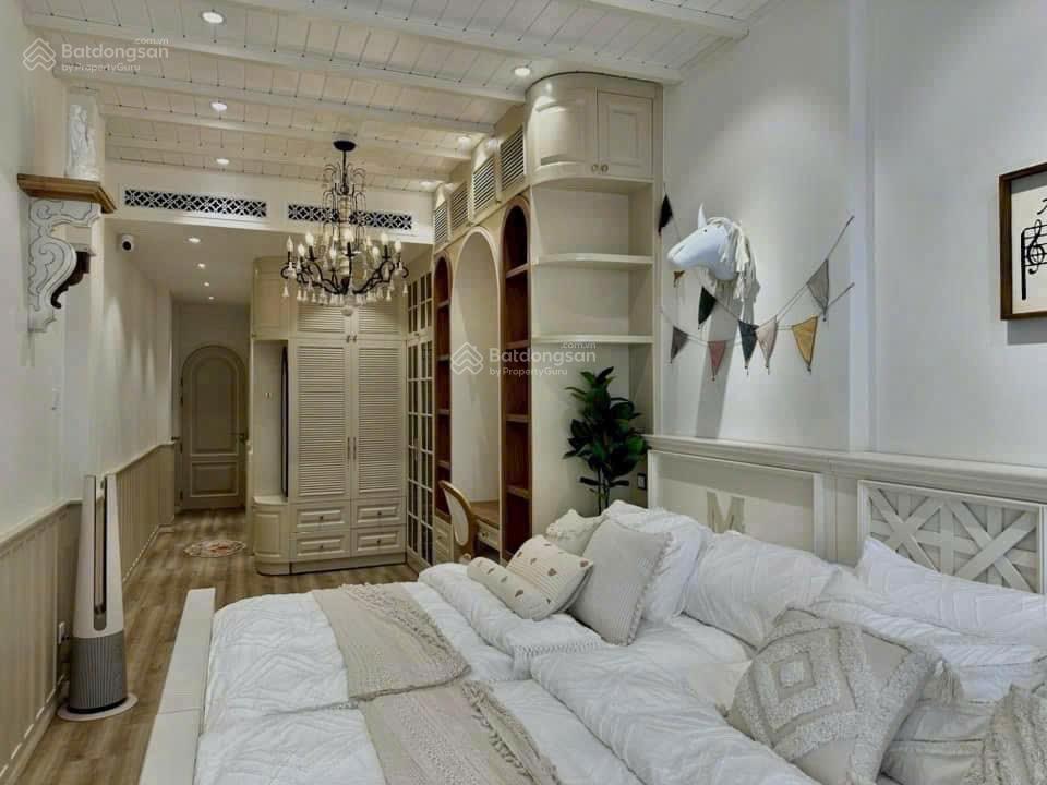 Toà nhà 4 tầng có thang máy _ mặt tiền Nguyễn Thiện Thuật , ra biển Trần Phú: 350m. Giá: 26 tỷ